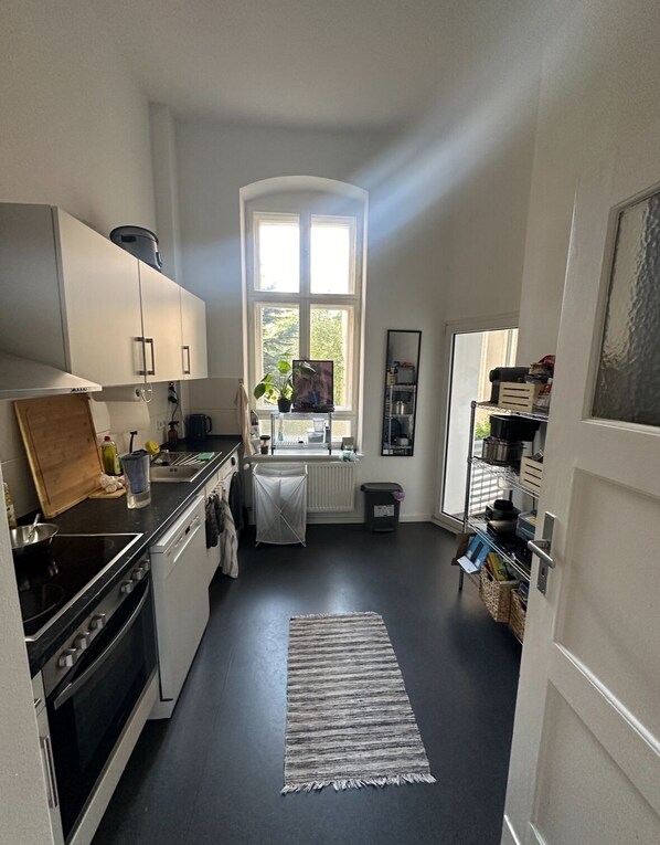 Oven, stovetop, dishwasher - Gemütliches 1-zimmer Apartment am Kurfürstendamm (Berlin)