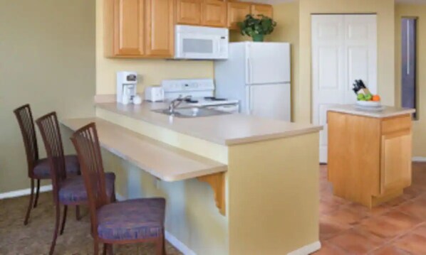 Four à micro-ondes, un four, surface de cuisson, lave-vaisselle