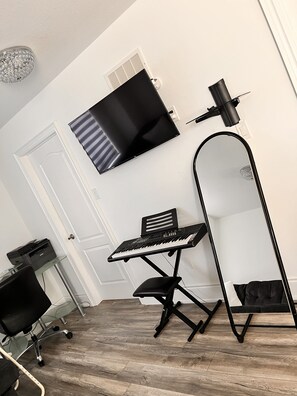 Interior - Lavishly furnished house, 4 bedrooms, 3.5 bathrooms, Close to Niagara Falls. (Thorold)