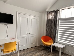 Interior - Lavishly furnished house, 4 bedrooms, 3.5 bathrooms, Close to Niagara Falls. (Thorold)