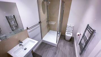 Appartement Luxe, salle de bains privée (Two Bedroom) | Salle de bain | Serviettes fournies, papier toilette