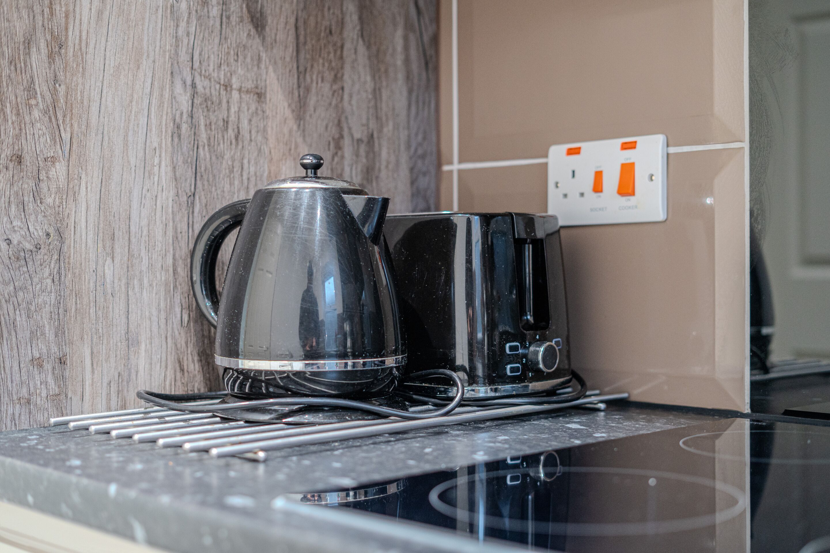 Un plan de travail de cuisine avec une machine à café et un grille-pain.