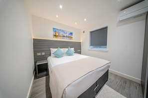 Laptop workspace, iron/ironing board, free WiFi - Ilford Apartments (Ilford)
