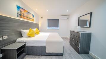 Appartement Luxe, salle de bains privée (Two Bedroom) | 1 chambre, espace de travail pour ordinateur portable