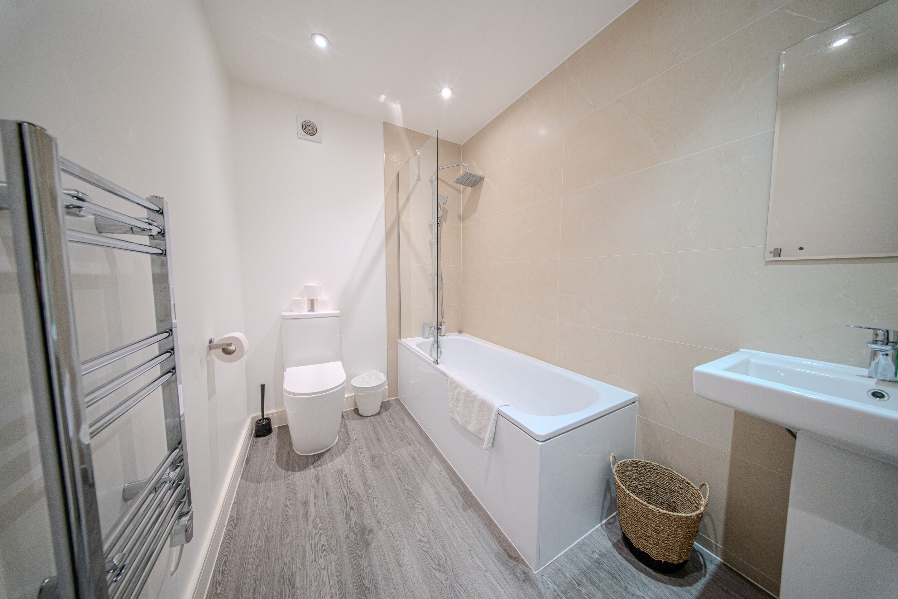 Căn hộ Cao cấp, phòng tắm riêng (One Bedroom) | Phòng tắm | Khăn tắm, giấy vệ sinh 