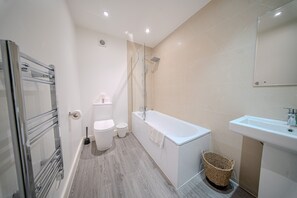 Apartamento de lujo, baño privado (One Bedroom) | Baño | Toallas y papel higiénico