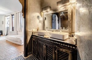 Douche, sèche-cheveux, serviettes fournies, savon