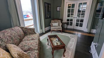 Grand Room | Living area | 32-inch Smart TV with cable channels, Netflix, streaming services