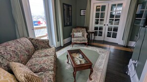 Habitación Grand | Área de sala de estar | Smart TV de 32 pulgadas con canales por cable y Netflix 