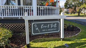 Vista frontal de la propiedad