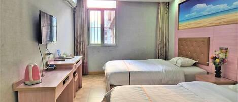 Une chambre d’hôtel avec deux lits, un bureau, une télévision et une fenêtre avec des rideaux.