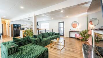 TV connectée, cheminée, baby-foot