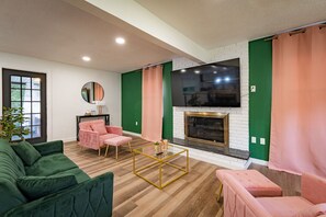 Smart-tv, een open haard en tafelvoetbal