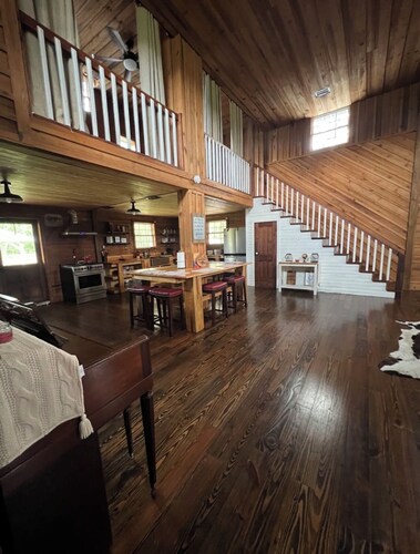 Charming 4-bedroom farmhouse in welcoming Waverly with beautiful views/wildlife
