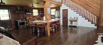 Charming 4-bedroom farmhouse in welcoming Waverly with beautiful views/wildlife