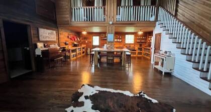 Charming 4-bedroom farmhouse in welcoming Waverly with beautiful views/wildlife