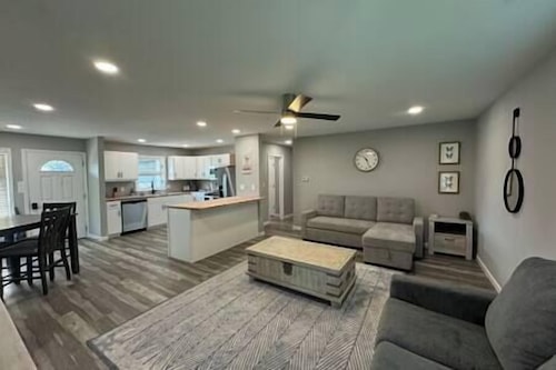 Convenience Haven/Modern 3BR 2BA Home in Macon, MO, Briggs Convenience Haven 