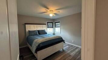 3 habitaciones, tabla de planchar con plancha, wifi y ropa de cama