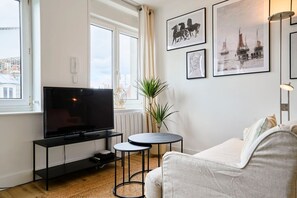TV - One bedroom apartment near metro (Lille)