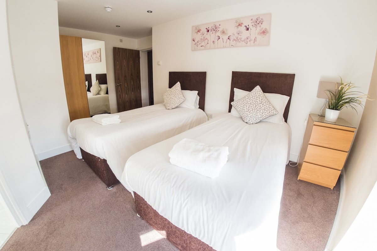 Leilighet, privat bad (2 Bedrooms) | Lydisolert, strykejern/-brett og wi-fi (inkludert)