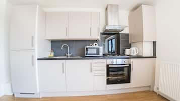 Großer Kühlschrank, Mikrowelle, Ofen, Herdplatte
