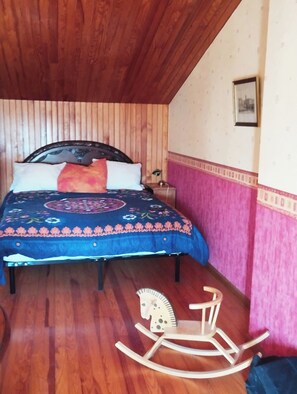 1 quarto, escrivaninha, ferros/tábuas de passar roupa, berço de viagem