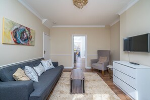 28-inch LCD TV with digital channels, Netflix, streaming services - Elegant 3Bedroom Retreat (London)