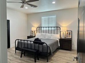 3 bedrooms, iron/ironing board, WiFi, bed sheets - charming 3-bedroom home near sloan park/chicago cubs & light rail (Mesa)