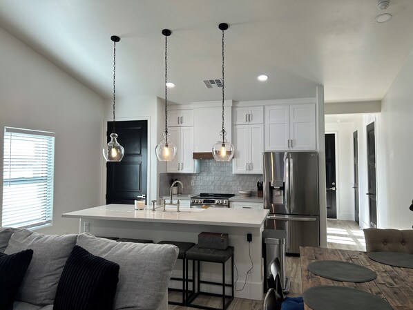 Interior - charming 3-bedroom home near sloan park/chicago cubs & light rail (Mesa)