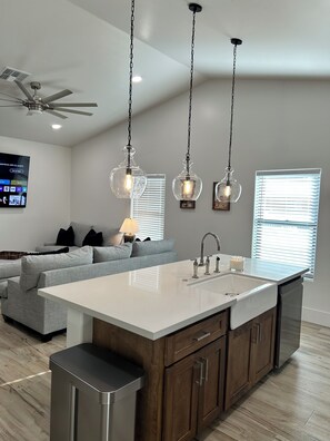 Interior - charming 3-bedroom home near sloan park/chicago cubs & light rail (Mesa)