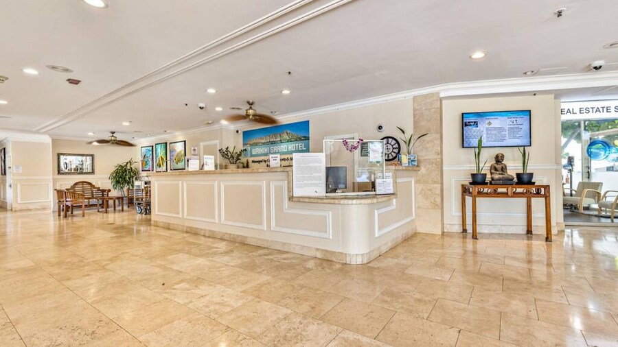 Picturesque Waikiki Hotel Room w Private Balcony