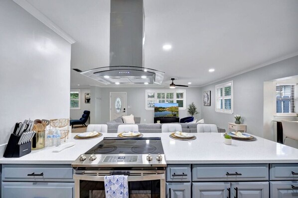 Fridge, microwave, oven, stovetop - SMV Minigolf and Splash Retreat (Jacksonville Beach)