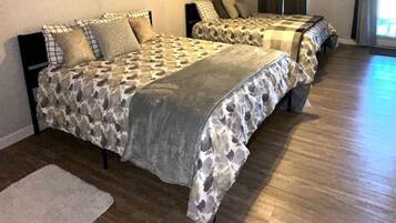 2 Schlafzimmer, Schreibtisch, Bügeleisen/Bügelbrett, WLAN