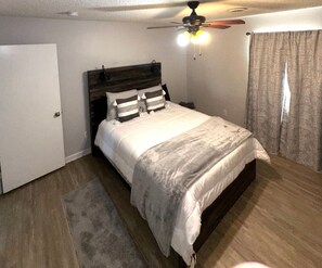 Desk, iron/ironing board, WiFi, bed sheets