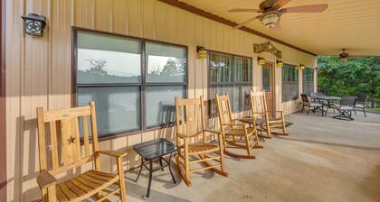 Quiet Lake Gladewater Getaway w/ Dock & Kayaks!