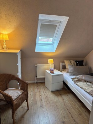 2 habitaciones, tabla de planchar con plancha, wifi y ropa de cama 