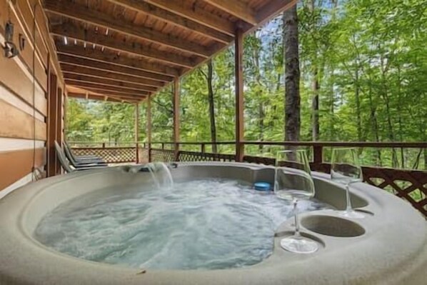 Outdoor spa tub