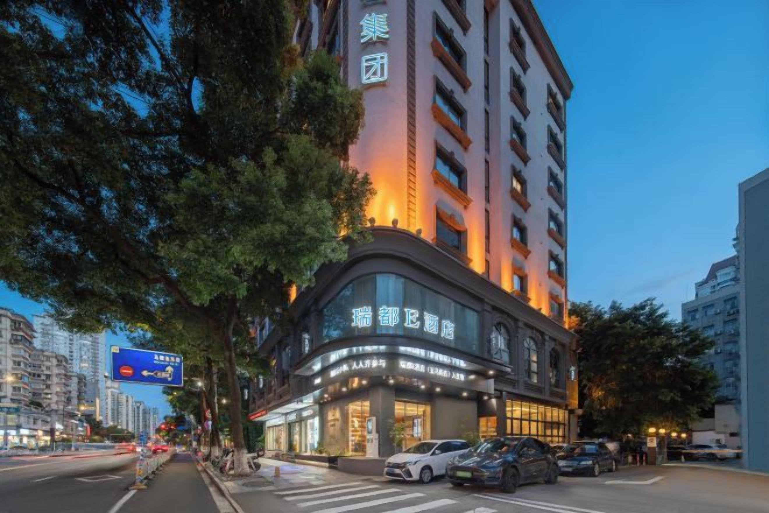 Un hotel de varios pisos con fachada curva, grandes ventanales y una entrada destacada.