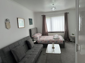 4 bedrooms, iron/ironing board, WiFi