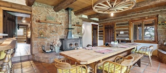 Renovated Historic Flagstaff Cabin, Trails, Hot tub
