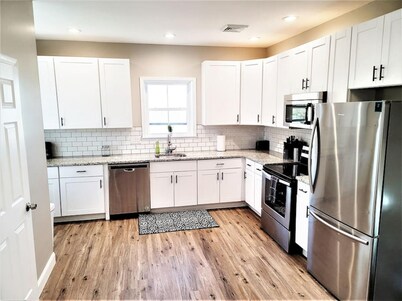 The Loft at Park Place - 3rd Floor Walk up King and Queen Beds Fast Wifi and Free Coffee