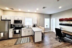 Apartment | 1 bedroom - The Penthouse at Park Place King bed Fast Wifi and Free Coffee (Wilmington)