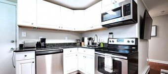 Redwood Loft at Park Place King bed Walk in Closet Fast Wifi and Free Coffee