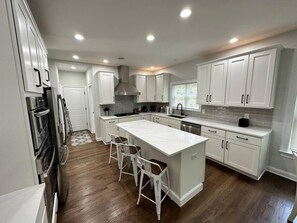 House | 6 bedrooms - Pike Creek Palace 6 Bedrooms With 5 King Beds (Wilmington)