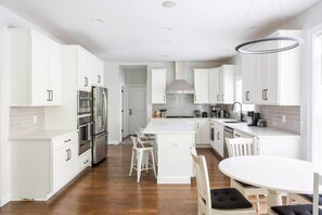 House | 6 bedrooms - Pike Creek Palace 6 Bedrooms With 5 King Beds (Wilmington)