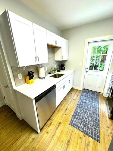 Cozy Walk up King Bed Fast Wifi