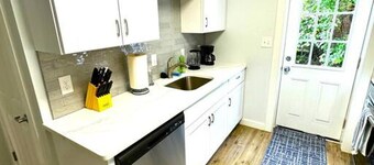 Cozy Walk up King Bed Fast Wifi