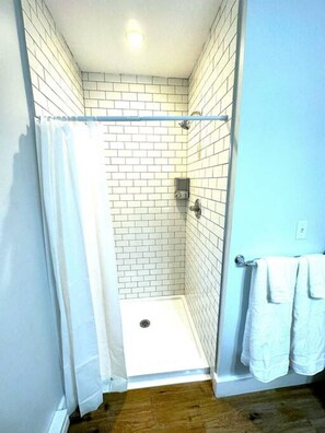 1 bedroom - Cozy Walk up King Bed Fast Wifi (Wilmington)