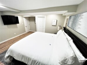 Apartment | 1 bedroom - Boardwalk- Large Modern Unit With King bed Fast Wifi Free Coffee and Easy Parking (Wilmington)