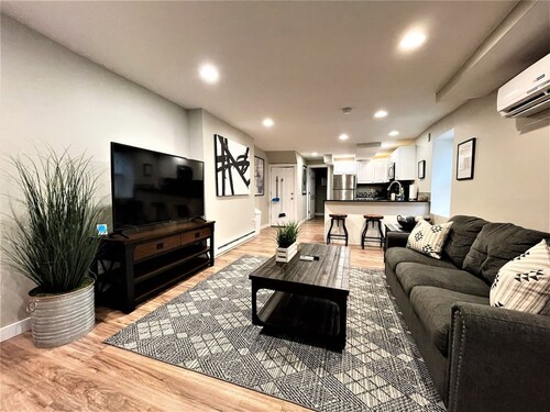 Boardwalk- Large Modern Unit With King bed Fast Wifi Free Coffee and Easy Parking